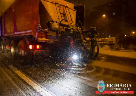 Aproape 1.000 de tone de sare și nisip împrăștiate pe străzile din Sectorul 6