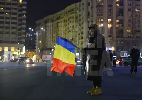 UPDATE. Proteste, duminică seara, în Piața Victoriei din Capitală. Manifestanții au creat steagul Uniunii Europene / FOTO
