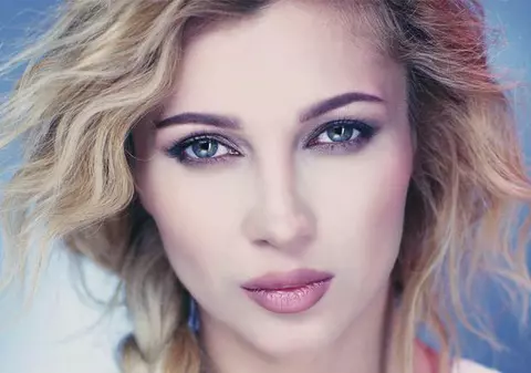 Lora s-a filmat dezgolită, în pat. Cum au reacționat fanii | VIDEO