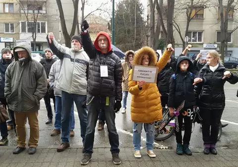 Protest la Timișoara, în pauza de masă. Aproape 70 de oameni și-au lipit benzi pe gură