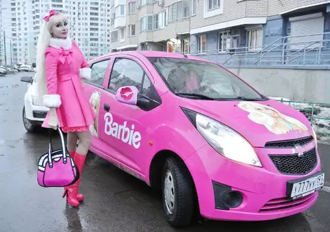 Război între două “Barbie” din Rusia. Tinerele au ajuns la tribunal