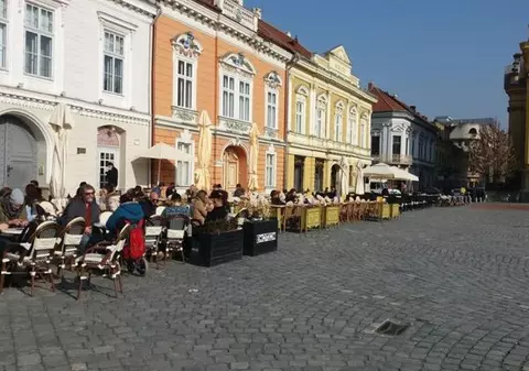 Terasele din Timișoara au fost pline, pe 15 februarie. Soarele a scos oamenii din case | FOTO