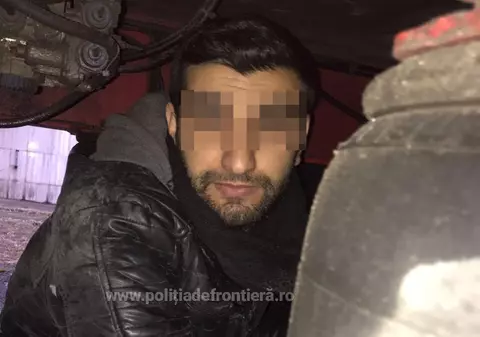 Un bărbat din Turcia s-a ascuns sub un camion încărcat cu roșii. A fost prins în Vama Nădlac