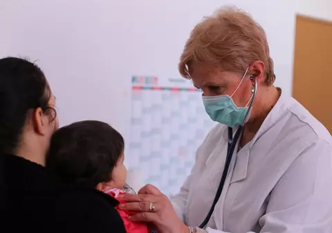 EXCLUSIV. Lipsa medicamentelor la sat, compensată de tradiţii. ”Vaccinul” la nou-născuţi: cârpe arse pe buric