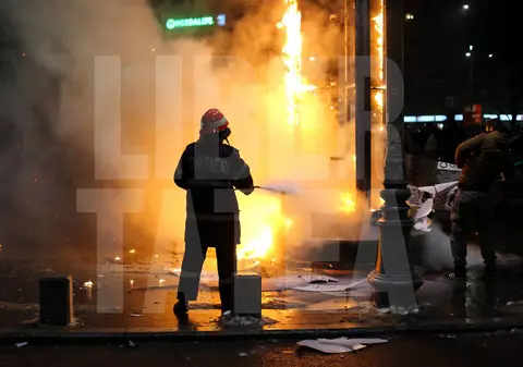 Violențe între ultrași și jandarmi, miercuri seară, în Capitală, pe finalul protestelor / FOTO & VIDEO