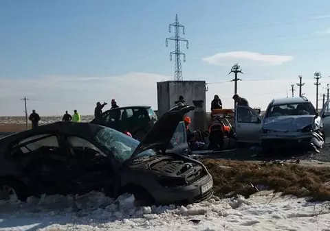 Accident înfiorător în județul Constanța. Două mașini s-au ciocnit violent