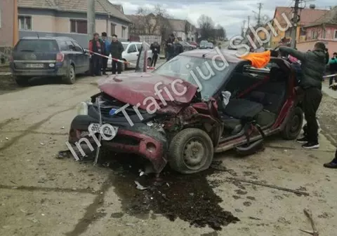 Un copil a furat o mașină și a făcut accident în Sibiu. Era beat și a fost grav rănit