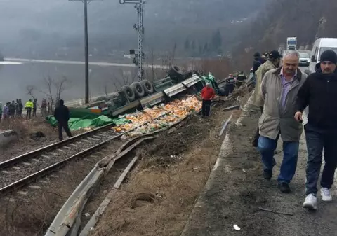 Accident pe Valea Oltului. Un camion s-a răsturnat pe calea ferată