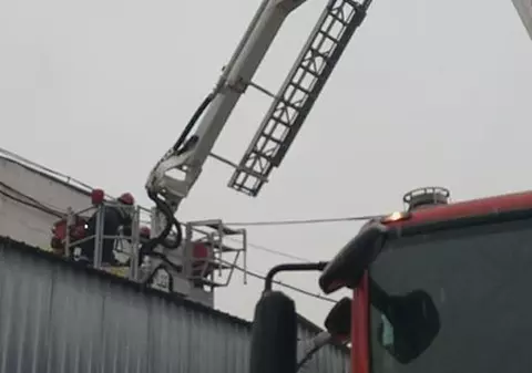 Un tânăr a căzut de pe acoperișul unei clădiri din Bistrița. A supraviețuit miraculos