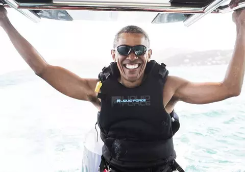 Obama se relaxează practicând surfingul. Fostul președinte al SUA își face de cap / GALERIE FOTO