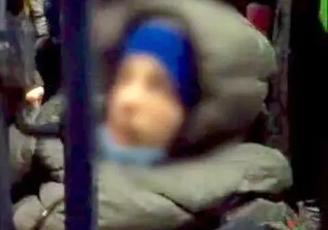 O mamă și-a adus copilul grav bolnav în Piața Victoriei să își strige disperarea. „El are un drept în minus față de un deținut” / VIDEO EXCLUSIV