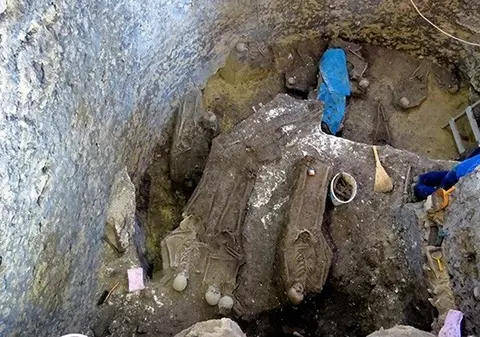 Zeci de schelete au fost găsite sub altarul Catedralei Romano-Catolice din Iași