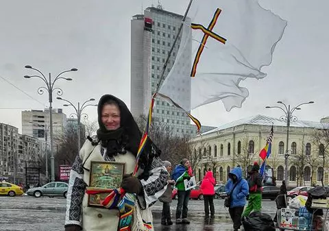 Cine este doamna Lucreția, bătrâna în costum național din Piața Victoriei. ”Steagul l-a făcut din poalele rochiei de mireasă”