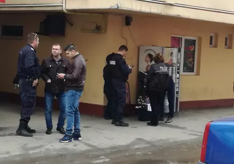 Sancționată pentru că vindea ghiocei pe stradă în Constanța. Șase buchețele, confiscate de polițiști