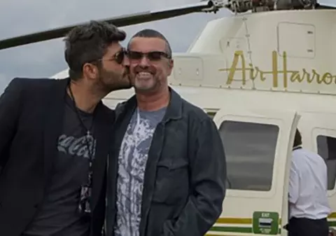 Iubitul lui George Michael va primi 1 milion de lire sterline pentru a-şi publica memoriile
