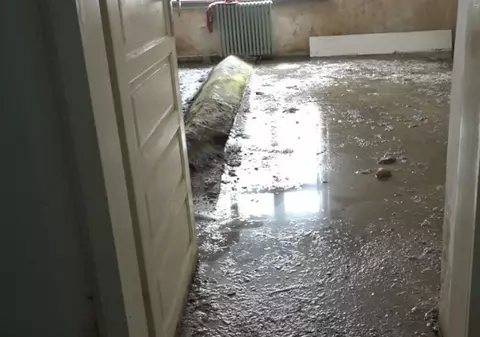 Focar de infecție. Două camere ale unui cămin social sunt pline cu materii fecale