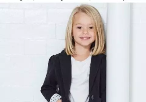 La doar patru ani, este model și prezintă hainele unor firme și designeri celebri