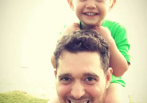 Fiul lui Michael Buble învinge lupta cu cancerul. Acesta răspunde foarte bine la tratament