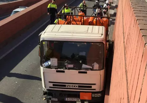 Focuri de armă pe o autostradă din Barcelona | Un bărbat a furat un camion cu butelii și a condus cu viteză pe contrasens