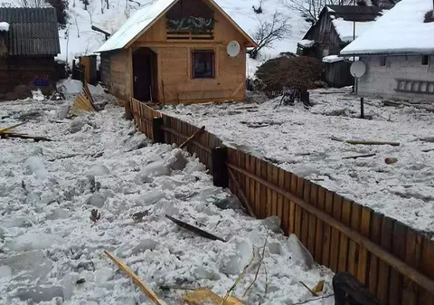 O familie a rămas fără casă din cauza gheții, în județul Maramureș