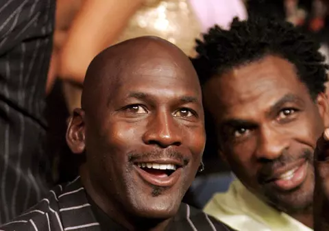 Fostul baschetbalist Charles Oakley a fost arestat, după ce a avut o altercaţie cu proprietarul echipei New York Knicks