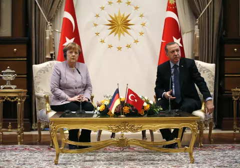 Angela Merkel i-a cerut lui Erdogan să respecte libertatea presei