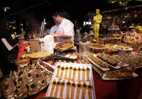 Meniul de la gala premiilor Oscar 2017 include 50 de feluri de mâncare. Vedetele vor fi răsfățate cu caviar, fructe de mare și popcorn presărat cu praf de aur