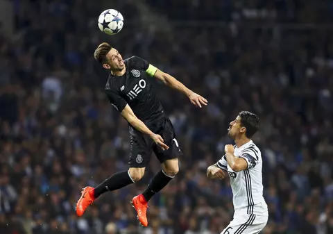 Imagine-horror în Liga Campionilor! Hector Herrera are piciorul zdrobit, după ce a fost călcat de Stephan Lichtsteiner / IMAGINE ÎN ARTICOL