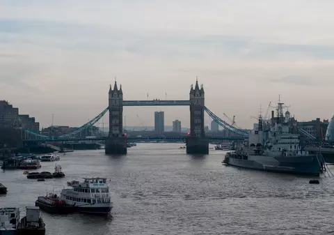 Chinezii au construit copia Tower Bridge. Este mai mare decât atracția din Londra