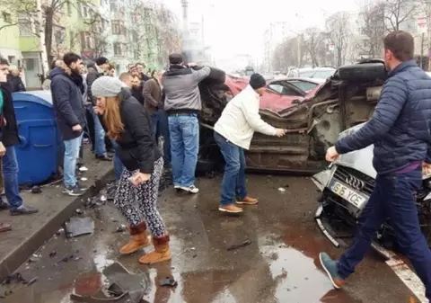 Doi oameni au murit într-un accident în Iași. Alți doi, răniți de un șofer care a fugit de la fața locului