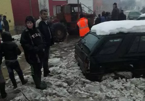 Inundații în județul Bistrița-Năsăud. Zeci de gospodării și mai multe drumuri, măturate de ape după topirea gheții