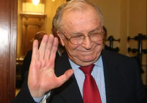Ion Iliescu, la spital. Fostul președinte are probleme la un picior