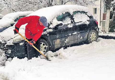 Like a boss! Cum ieși din zăpadă dacă nu ai lopată