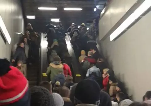Stația de metrou Piața Victoriei, blocată de protestatari