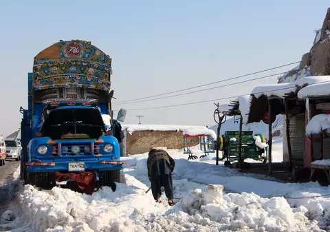 Ninsorile abundente din Afganistan și Pakistan au făcut peste 80 de morți