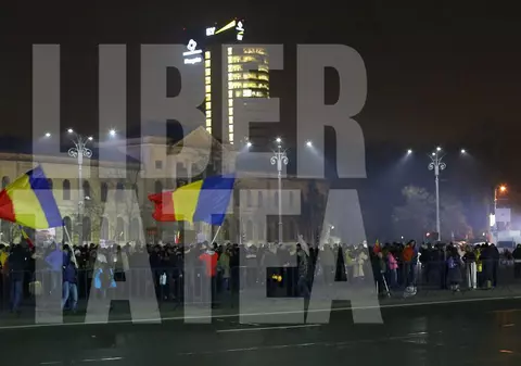 A 16-a zi de proteste în București. Sute de oameni au ieșit în stradă în Piața Victoriei și la Palatul Cotroceni / GALERIE FOTO