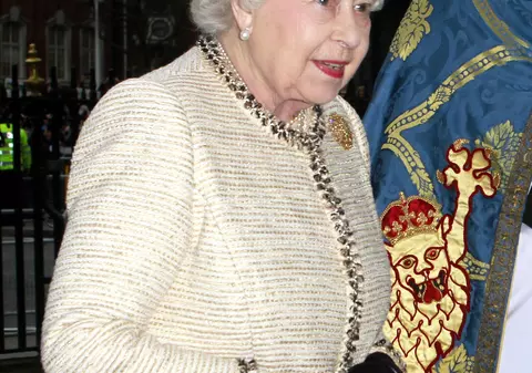 Regina Elisabeta a II-a s-a ascuns într-un tufiș ca să evite o întâlnire cu soții Ceaușescu, când aceștia au fost în vizită în Anglia