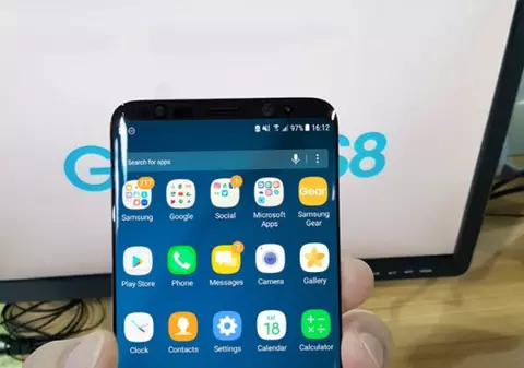 Samsung Galaxy S8, primele erori după lansare. Ecranul are o tentă roșiatică; producătorul confirmă problema