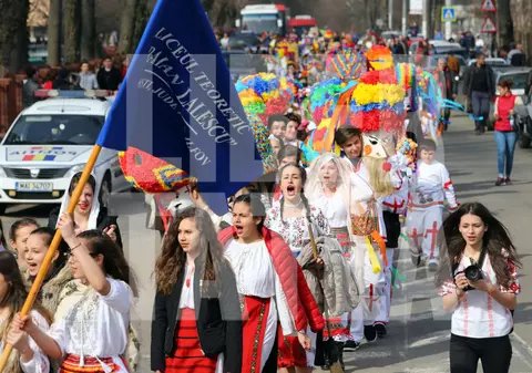 Festivalul Cucilor. Tinerii dintr-o comună s-au transformat în fantome, strigoi și monștri pentru a alunga definitiv iarna / GALERIE FOTO
