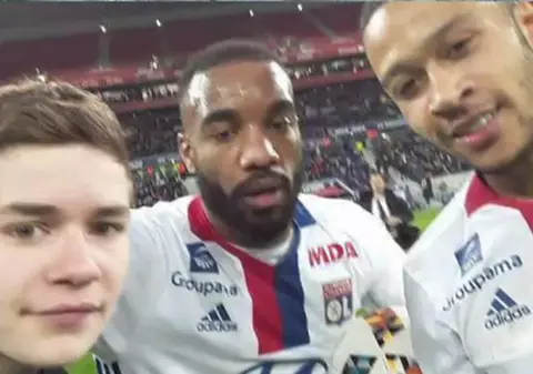 Un selfie cu Lacazette îl poate costa școala de corecție pe un puști de 15 ani