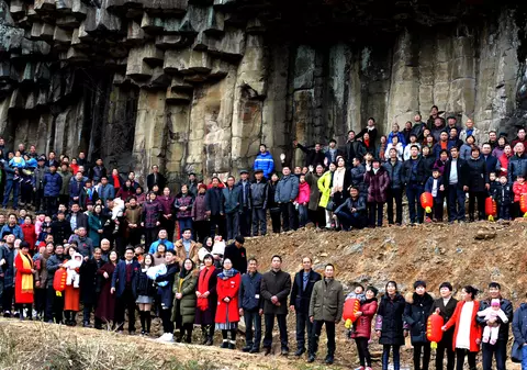 Poză de familie cu... 500 de oameni. Imagini inedite din China, unde s-a reunit un clan
