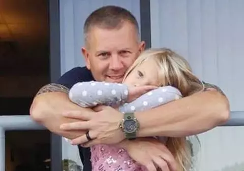 Un pompier a adoptat copilul pe care l-a “moșit”