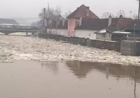 Inundații în Vatra Dornei, județul Suceava. Zeci de gospodării, inundate după topirea gheții