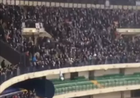 Românul Deian Boldor a fost martorul unui eveniment șocant. Un fan a căzut din înaltul tribunei! | VIDEO