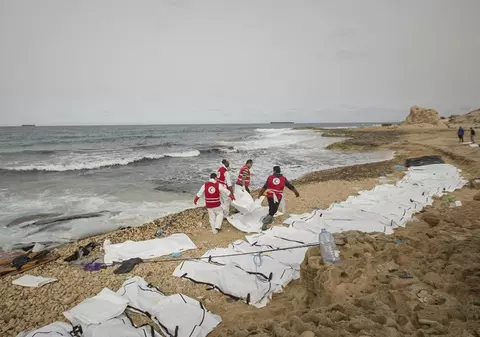 Trupurile a zeci de migranți au fost găsite pe o plajă din Libia
