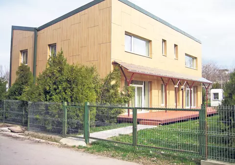 Casele din plastic vor putea fi casele viitorului. Cercetătorii au găsit calea de la PET la cărămidă