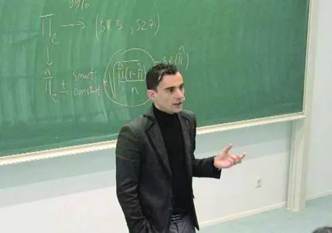 Arbitrul român Cristian Dobre este profesor de Matematică în Olanda. În România a fost primul sub linie