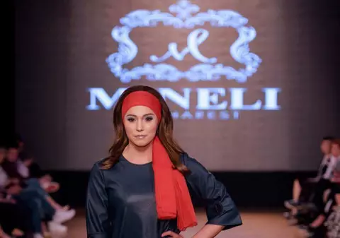 Monica Roșu a strălucit pe podium într-o ținută în stilul lui Jackie Kennedy! GALERIE FOTO