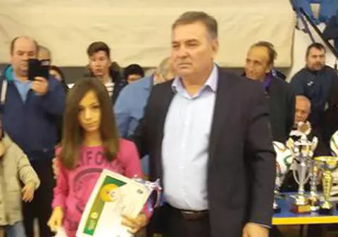 Culmea convocărilor: o echipă de băieţi dă o fată la lot!