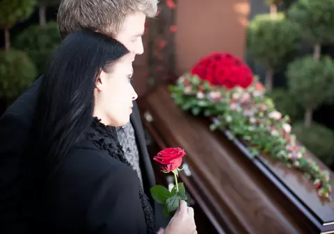 LIBERTATEA TE AJUTĂ: Ajutorul de deces este obligatoriu și pentru firmele private?